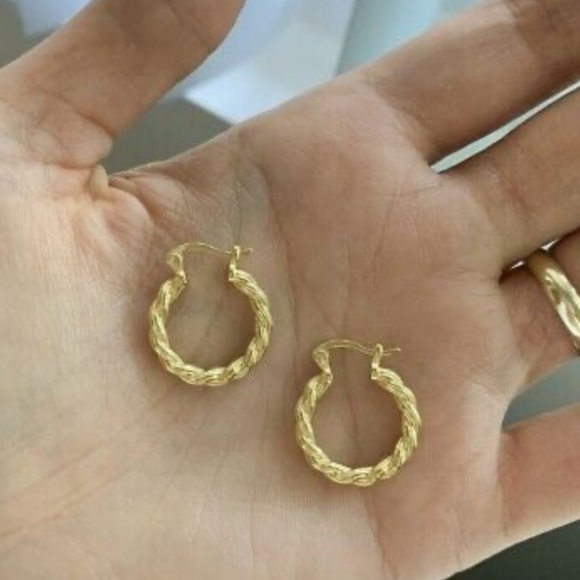 NEW 18k Gold Plated Small hoop Earrings - Picture 6 of 6